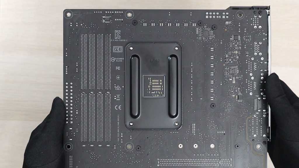 我的第一張 AMD 華碩主機板　萬元不到居然有 Thunderbolt 4