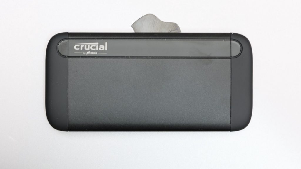 輕薄堅固圓潤外型 Micron Crucial X8 SSD 大容量 2TB 開箱 - 11