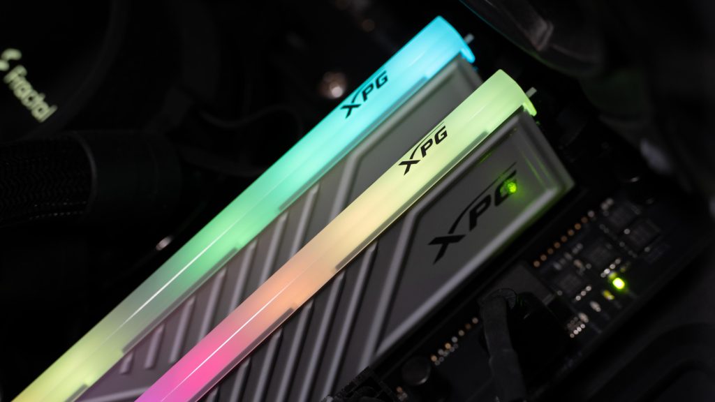 「開箱」ADATA XPG SPECTRIX DDR4 3600 D35G – 美型白色 RGB 平價記憶體